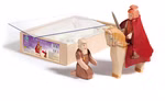 Ostheimer St. Martin Set Ahorn_26781 Das Ostheimer St. Martin Set Ahorn zeigt eine Holzfigur zu Pferd mit Schwert und rotem Mantel sowie eine kniende Figur. Im Hintergrund sind die geöffnete Schachtel und ihre Verpackung zu sehen.