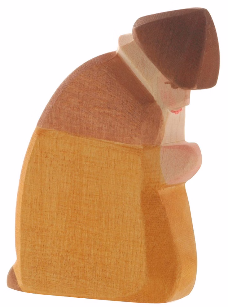 Ostheimer Hirte kniend Ahorn_27201 Der Ostheimer Hirte kniend Ahorn ist eine geschnitzte Holzfigur mit braunen Haaren und einem gelben Gewand die kniend mit zusammengelegten Händen dargestellt ist. Sie zeichnet sich durch einfache glatte Details und eine natürliche Ahornholzoberfläche aus.