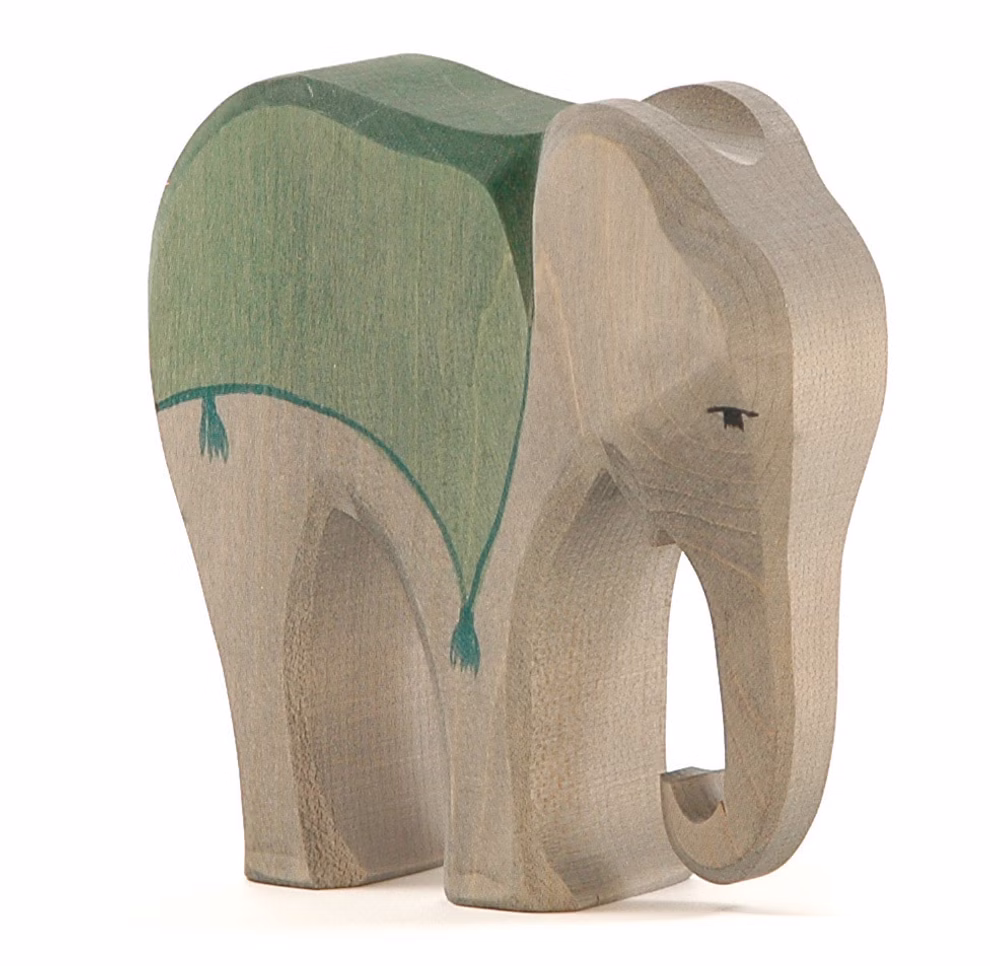 Ostheimer Ostheimer Elefant mit Sattel Ahorn_27189 Der Ostheimer Elefant mit Sattel Ahorn von Ostheimer ist ein hellgrau lackierter Holzelefant mit einem grünen Deckenmuster auf dem Rücken und einem einfachen schwarzen Augenmotiv.
