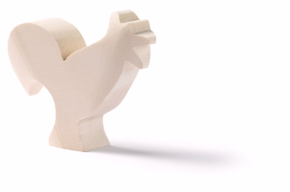 Ostheimer Kreativer Hahn Kleine stehende Hahnfigur aus hellem, unbehandeltem Ahornholz mit einfacher Form und glatter Oberfläche.