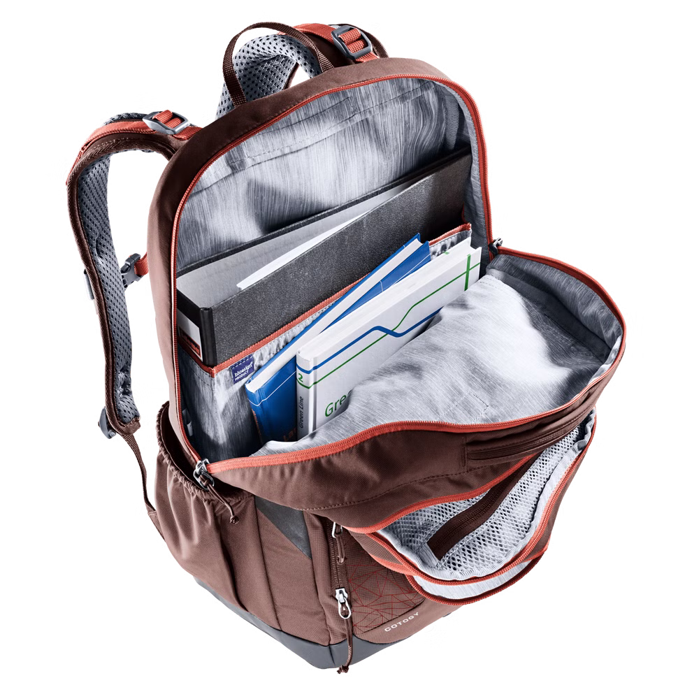 Deuter Deuter Schulrucksack Cotogy braun Volumen 26 l_28967 Der Deuter Schulrucksack Cotogy braun (26 l) ist offen und gibt den Blick frei auf organisierte Fächer mit Ordnern Heften und Dokumenten. Der Innenraum ist grau gefüttert hat Seitentaschen und eine Netztasche auf der Innenseite der Frontklappe.