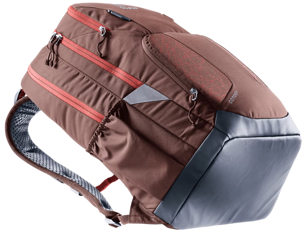 Deuter Deuter Schulrucksack Cotogy braun Volumen 26 l_28969 Der Deuter Schulrucksack Cotogy braun (26 l) ist ein brauner Rucksack mit roten Reißverschlüssen hartem schwarzen Boden mehreren Fächern verstellbaren Schultergurten reflektierenden Details und strukturierten Seitenwänden.