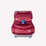 Finkid Schulranzen Set beet red/chili mit bestückter Federmappe Schlampermäppchen und Sportbeutel_29209 Das Finkid Schulranzen-Set in Rübenrot/Chili hat eine blaue Schnalle auf der Vorderseite eine orangefarbene Zierleiste und ein weißes Logo in der Nähe des Bodens das auf einem schlichten cremefarbenen Hintergrund abgebildet ist. Das Set enthält ein gefüllt