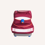 Finkid Schulranzen Set beet red/chili mit bestückter Federmappe Schlampermäppchen und Sportbeutel_29213 Das Finkid Schulranzen-Set in Rübenrot/Chili hat einen grauen Sockel weiße Reflexionsstreifen eine blau-orangefarbene Schließe und wird mit einem gefüllten Federmäppchen einem passenden Etui und einem Turnbeutel geliefert abgebildet auf einem cremefarbenen
