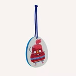 Finkid Schulranzen Set beet red/chili mit bestückter Federmappe Schlampermäppchen und Sportbeutel_29216 Ein ovales Ornament mit blauer Schnur zeigt Finkids rote Cartoon-Figur "Schulranzen Set Rote Bete/Chili" mit Hut und Schärpe großen Augen und fröhlichem Blick vor einem schlichten Hintergrund.