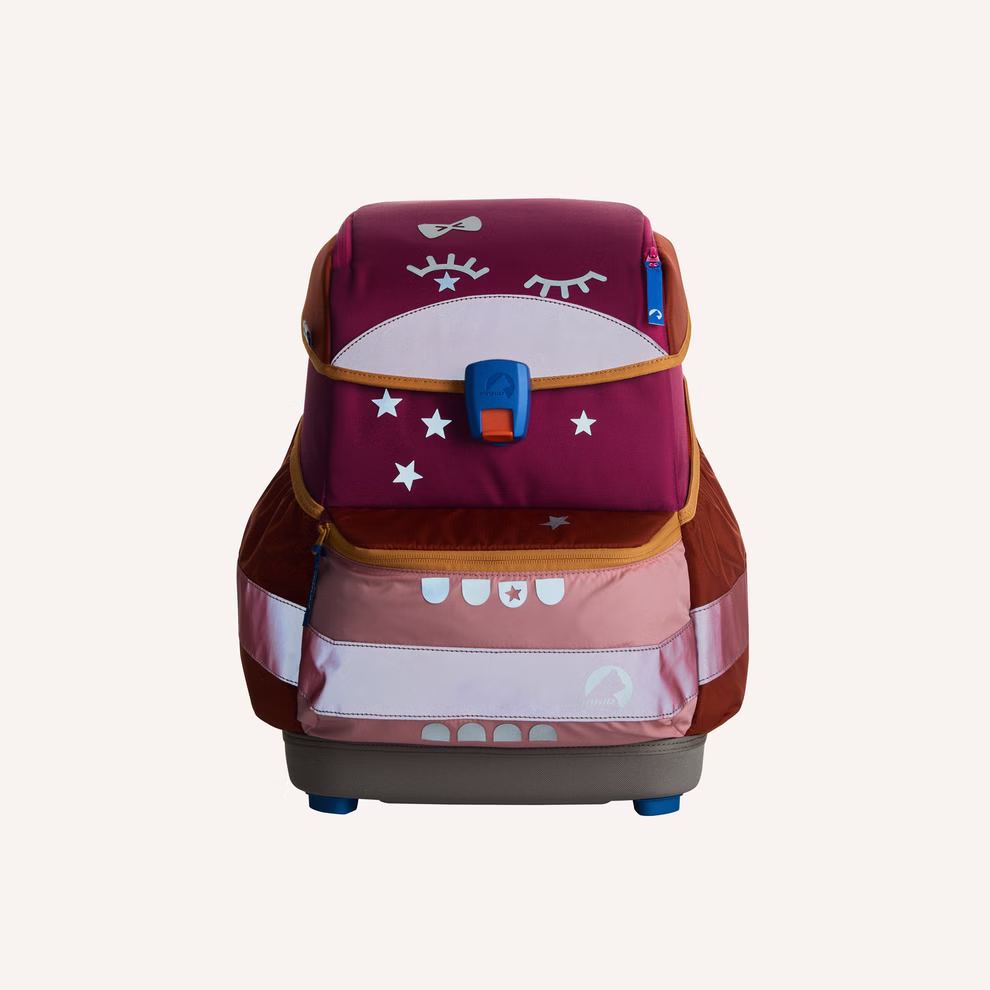 Finkid Schulranzen berry mix Gewicht ca. 990 g_29248 Der Finkid Schulranzen Beerenmix (ca. 990 g) ist ein farbenfroher Kinderrucksack mit einer kastanienbraunen Klappe mit Augen Sternen und einer Schleife rosa roten und orangefarbenen Feldern sowie einem blauen Riegel - alles auf einem gebrochen weißen Hinte