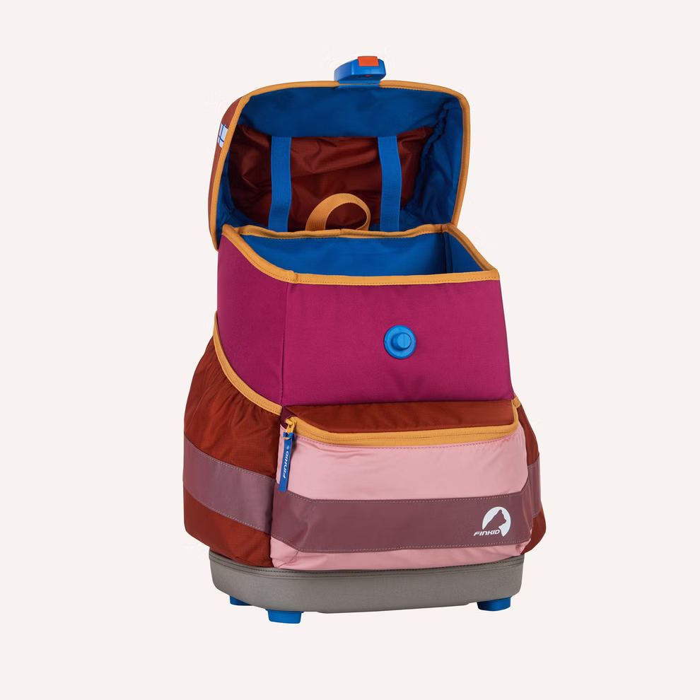 Finkid Schulranzen berry mix Gewicht ca. 990 g_29249 Der Finkid Schulranzen Beerenmix ist ein farbenfroher rechteckiger Rucksack (ca. 990 g) mit einer oberen Klappe die einen blauen Innenraum freigibt. Das Außendesign ist eine Mischung aus Rosa Orange Rot und Braun und verfügt über eine Reißverschlusstasche