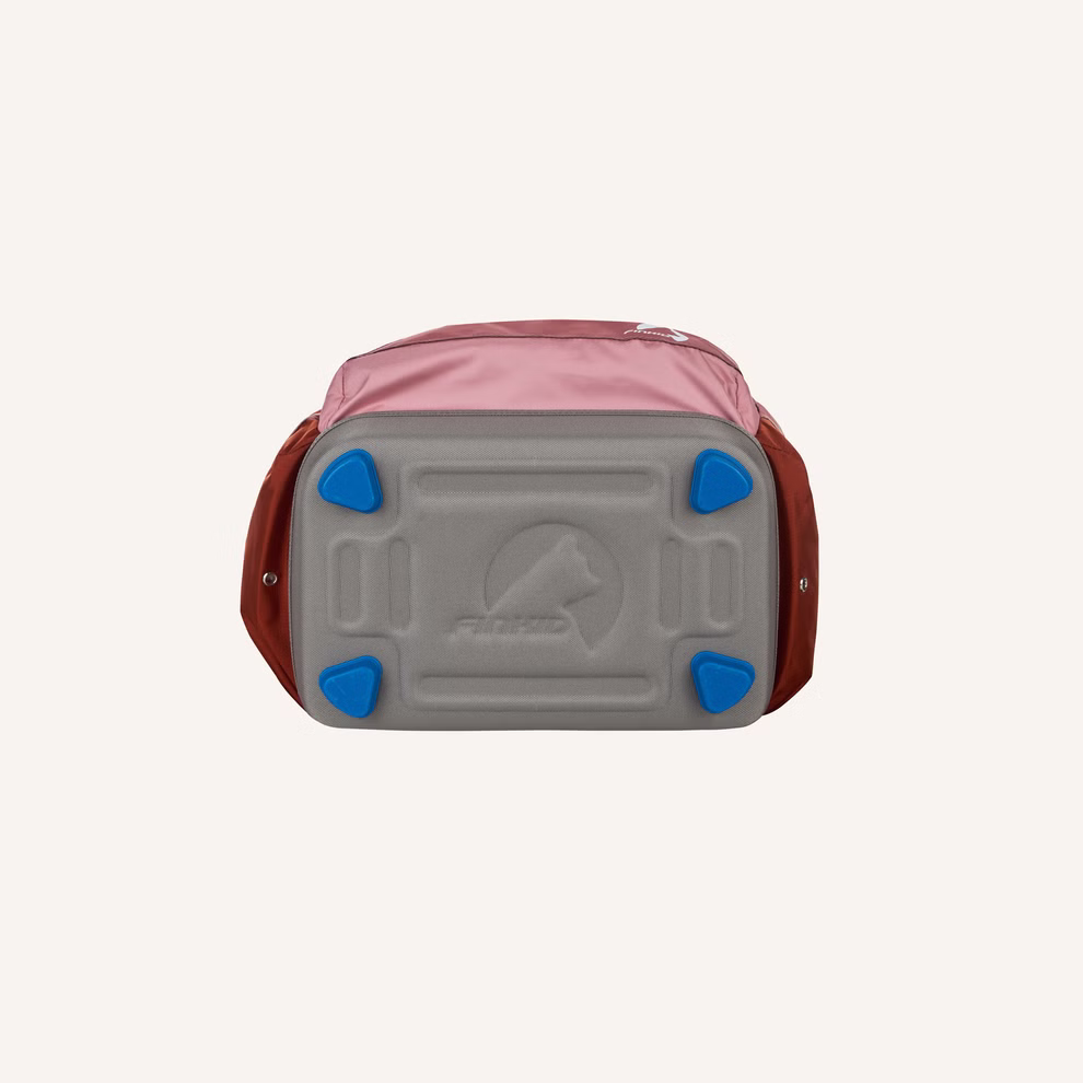 Finkid Schulranzen berry mix Gewicht ca. 990 g_29251 Die Finkid Schulranzen Beerenmix (ca. 990 g) sind von unten mit grauem Boden blauen Eckschutzleisten erhabenem Hundelogo rötlich-braunen Seiten und rosa Deckel dargestellt.