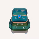 Das Finkid Schulranzen Set "jungle mix" ist ein farbenfroher Kinderrucksack in Grün und Teal mit verspielten Fisch- Anker- und Zickzack-Motiven blauem Riegel Logo auf der Vordertasche sowie passendem Mäppchen und Turnbeutel.