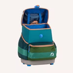Das Finkid Schulranzen-Set "Dschungel-Mix" besteht aus einem farbenfrohen Rucksack mit grüner blaugrüner und brauner Außenseite blauer Innenseite blauer Reißverschlusstasche offener Klappe und weißem Logo in der rechten unteren Ecke der Front. Inklusive Fe
