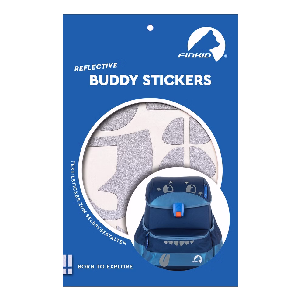 Finkid Reflektierende Textilsticker moffi für BUDDY Schulranzen_32918 Eine Verpackung mit der Aufschrift Reflektierende Textilsticker moffi für BUDDY Schulranzen von Finkid mit silbernen reflektierenden Aufklebern und einem blauen Musterrucksack mit Aufklebern. Die blaue Verpackung hat weißen Text und ein Wolfslogo.