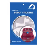 Finkid Reflektierende Textilsticker sunni für BUDDY Schulranzen_32907 Eine Packung "Reflektierende Textilsticker sunni für BUDDY Schulranzen" von Finkid ist mit silbernen tierförmigen reflektierenden Aufklebern versehen. Die Verpackung zeigt die Sticker auf einem roten Rucksack mit der Aufschrift "Born To Explore" am unteren
