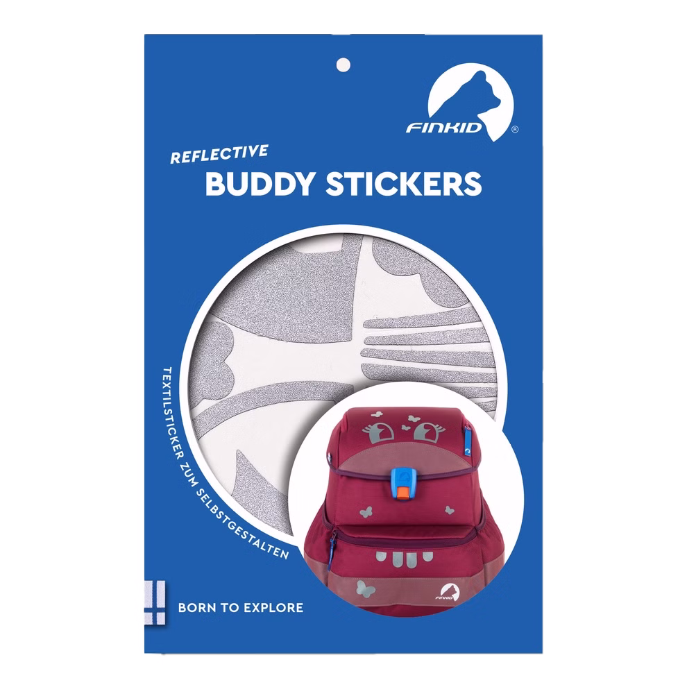 Finkid Reflektierende Textilsticker sunni für BUDDY Schulranzen_32907 Eine Packung "Reflektierende Textilsticker sunni für BUDDY Schulranzen" von Finkid ist mit silbernen tierförmigen reflektierenden Aufklebern versehen. Die Verpackung zeigt die Sticker auf einem roten Rucksack mit der Aufschrift "Born To Explore" am unteren