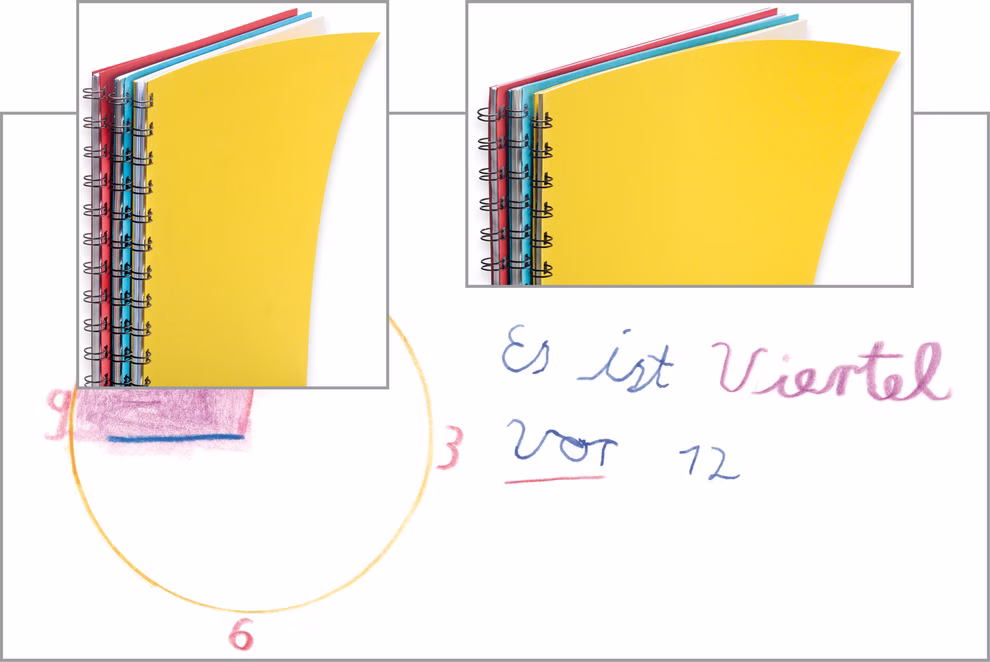 Sedulus Spiralepochenheft 52 Seiten Querformat gelb rot oder blau _29332 blau Ein handgezeichnetes Ziffernblatt mit 3 6 9 und 12 und einem rosa Schatten bei 9 zeigt den deutschen Text "Es ist Viertel vor 12". Zwei Sedulus Spiralepochenhefte (52 Seiten Querformat gelb) überlappen sich am oberen Rand des Bildes. blau