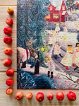 Penny Puzzle Puzzle Santa Lucia 500 Teile _29403 Das Penny Puzzle "Puzzle Santa Lucia" (500 Teile) zeigt eine weihnachtliche Winterszene auf einer hölzernen Oberfläche mit kleinen roten Äpfeln die entlang zweier Kanten des Puzzles aufgereiht sind.