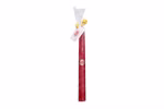 Die Karl Schubert Gemeinschaft Rote konische Kerze 24 cm hoch und Ø 24 cm aus Bienenwachs ist oben in Klarsichtfolie mit Goldband gebunden und hat einen dekorativen weißen Anhänger mit roter Spirale.