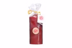 Rote Stumpenkerze (Ø 6 cm) aus Bienenwachs 15 cm von der Karl Schubert Gemeinschaft in Klarsichtfolie verpackt mit gelbem Band und weißem Anhänger mit rotem kreisförmigem Logo. Ein passender Logo-Aufkleber befindet sich auf der Vorderseite der Roten Stumpe