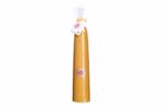 Eine 25 cm hohe Kerze aus natürlichem Bienenwachs der Karl Schubert Gemeinschaft mit einem Durchmesser von 6 cm konischer Form und gelber Farbe verpackt in klarem Plastik mit einem weißen Etikett auf der Oberseite und einem rot-weißen runden Etikett auf de