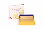 In einer gelben Schachtel mit der Aufschrift Karl Schubert Gemeinschaft befinden sich zwölf natürliche Bienenwachskerzen (H 85 cm Ø 12) die mit den auf der Verpackung sichtbaren Bienenwabenmustern hübsch angeordnet sind.