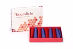 Eine Schachtel der Karl Schubert Gemeinschaft mit der Aufschrift "Bienenwachskerzen" enthält 8 rote Bienenwachskerzen (H 12 cm Ø 21 cm) die fein säuberlich angeordnet sind und auf denen steht dass sie aus 100% reinem Bienenwachs hergestellt sind.