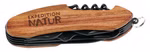 moses. Verlag Expedition Natur Outdoor-Taschenmesser mit Holzgriff_29808 Das moses. Verlag Expedition Natur Outdoor-Taschenmesser mit Holzgriff verfügt über sichtbare Werkzeuge wie einen Korkenzieher die Gravur "Expedition Natur" an der Seite und einen kleinen Schlüsselring aus Metall.