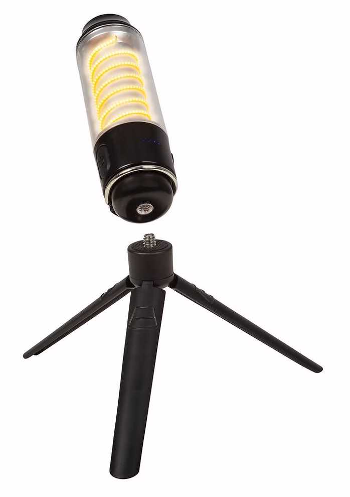 moses. Verlag Expedition Natur Outdoor Allroundlicht _29961 Die moses. Verlag Expedition Natur Outdoor Allroundlicht ist eine zylindrische LED-Lampe mit spiralförmigem Lichtmuster montiert auf einem abnehmbaren kleinen schwarzen Stativ mit drei ausgezogenen Beinen.