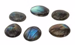 Sechs Mondsteine zum Ausgraben vom moses. Verlag mit geschliffenen Steinen mit schillernden blauen grünen und goldenen Blitzen auf weißem Hintergrund.