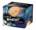Eine lebendige Box aus dem moses. Verlag enthält Mondsteine zum Ausgraben ein Ausgrabungsspielzeug zum Thema Weltraum mit Astronaut Rakete leuchtenden Edelsteingrafiken und einer Mondsteinnachbildung zum Ausgraben.