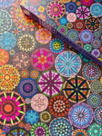 Ein fertiges Penny Puzzle "Puzzle Mosaic Studio 1000 Teile" zeigt lebendige geometrische Mandala-Muster wobei die Schachtel in der oberen linken Ecke liegt.