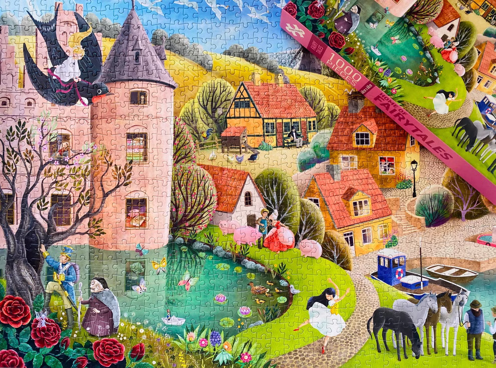 Penny Puzzle Puzzle Home of Fairytales 1000 Teile _30092 Das fertige "Puzzle Home of Fairytales 1000 Teile" von Penny Puzzle zeigt ein rosa Schloss Dorfbewohner Pferde Schwäne auf einem Teich bunte Häuschen und üppige Gärten. Die Puzzlebox und die Teile erscheinen in der oberen rechten Ecke.