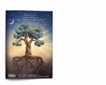 Das Cover von "VORHANG AUF Heft 137 Norden Trolle Yggdrasil Zeitschrift für Kinder und Eltern" vom Waldow Verlag zeigt einen Baum mit freiliegenden Wurzeln unter einem blau-goldenen Himmel Halbmond Sternen und einem deutschen Zitat am oberen Rand. Die Verl