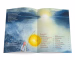 Das aufgeschlagene VORHANG AUF Heft 137 aus dem Waldow Verlag zeigt das Aquarell einer Person mit rot-weißem Hut die auf eine leuchtende Laterne am Meer blickt. Auf der rechten Seite befindet sich das deutsche Inhaltsverzeichnis mit dem Titel "Inhalt.