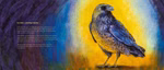 Oberste Brink Von den Wiesentieren Loes Botman_30354 Ein lebendiger Rabe mit blauem und gelbem Gefieder steht vor einem leuchtenden Hintergrund. Auf der linken Seite erscheint ein deutscher Text der den Raben beschreibt. Kunstwerk aus "Von den Wiesentieren Loes Botman" von Oberste Brink.
