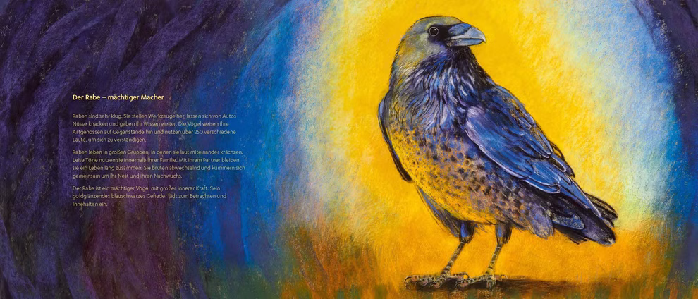 Oberste Brink Von den Wiesentieren Loes Botman_30354 Ein lebendiger Rabe mit blauem und gelbem Gefieder steht vor einem leuchtenden Hintergrund. Auf der linken Seite erscheint ein deutscher Text der den Raben beschreibt. Kunstwerk aus "Von den Wiesentieren Loes Botman" von Oberste Brink.