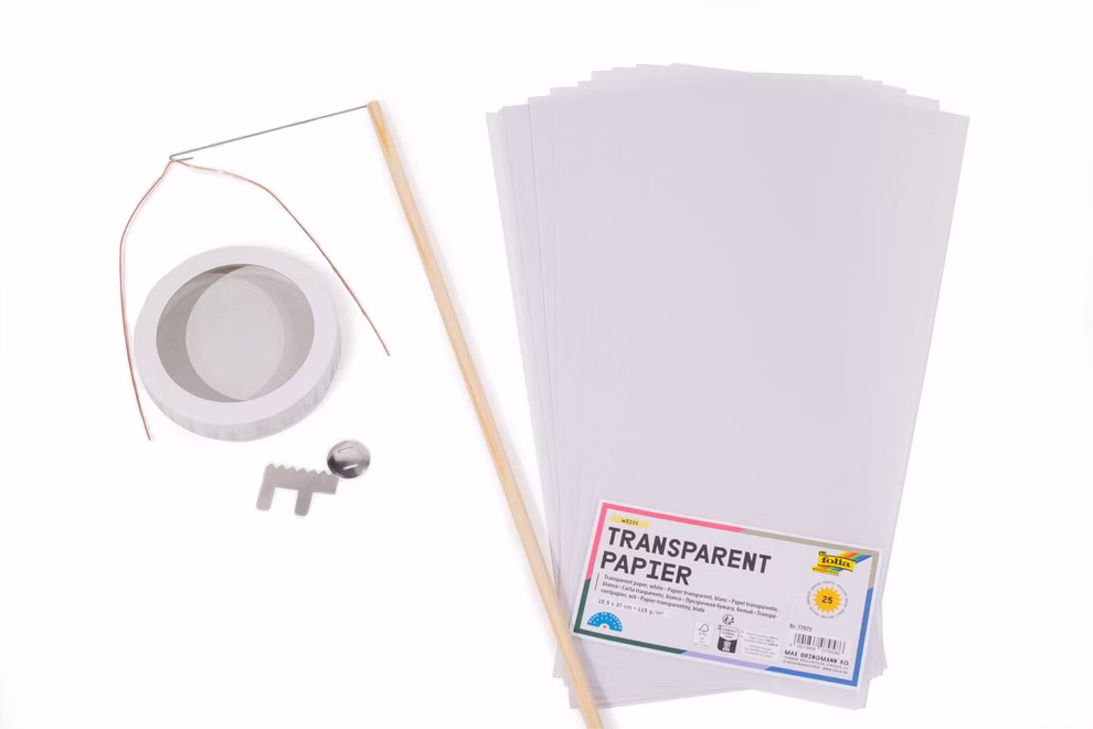 Folia Laternen Bastelset klein mit Kerzenstecker _30391 20 Das Folia Laternen Bastelset klein mit Kerzenstecker enthält Transparentpapierbögen einen Holzstab eine Rolle Klebeband einen kleinen Metallschlüssel einen runden Metallgegenstand und dünnen Draht - perfekt für Ihr Bastelprojekt. 20