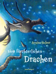 Ein dunkler Drache mit offenem Maul und scharfen Zähnen erhebt sich vor einem Sternenhimmel und einem hellgelben Mond auf dem Cover von "Vom fürchterlichen Drachen Annina Holzer" von Urachhaus.