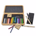 Die Seccorell Großbox aus Holz Wischen und Malen von Seccorell enthält farbige Pastellstifte zwei Anspitzer einen Pinsel einen Bleistift einen Radiergummi und ein graues Filztäschchen alles fein säuberlich auf weißem Grund angeordnet.