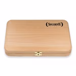 Die Seccorell Großbox aus Holz Wischen und Malen ist eine geschlossene rechteckige Holzbox mit einem goldenen Verschluss und dem schwarzen Seccorell-Logo auf dem Deckel.