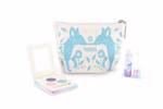 Die Glitzer Kosmetiktasche Blauer Fuchs von Namaki Cosmetics eine pastellfarbene Lidschattenpalette mit Spiegel und ein Glitzer Lipgloss sind auf einem weißen Hintergrund abgebildet.
