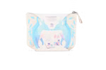 Die Glitzer Kosmetiktasche Blauer Fuchs von Namaki Cosmetics ist eine cremefarbene Tasche mit blauem und lilafarbenem Fuchsmotiv in der sich eine Lidschattenpalette und ein Glitzer-Lipgloss befinden.