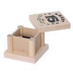 Bartl Würfelspiel Smart 15 Vertieft spielerisch die vier Grundrechenarten!_31724 Das Würfelspiel Smart 15 von Bartl ist ein quadratischer Holzpuzzlekasten für Kinder ab 15 Jahren mit mathematischen Symbolen zylindrischen Eckpfosten und schlichter Oberfläche. Es vertieft spielerisch das Verständnis für die vier Grundrechenarten.