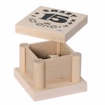 Bartl Würfelspiel Smart 15 Vertieft spielerisch die vier Grundrechenarten!_31729 Das Würfelspiel Smart 15 von Bartl ist ein kleines sechseckiges Holzkästchen mit einem aufklappbaren Deckel mit mathematischen Symbolen und der Aufschrift SMART 15. Beim Öffnen kommt ein Holzwürfel zum Vorschein und hilft beim Üben der vier Grundrechenarte