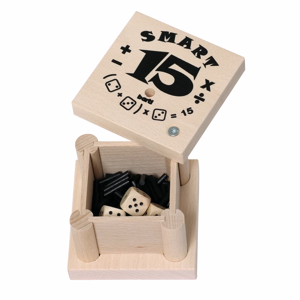 Bartl Würfelspiel Smart 15 Vertieft spielerisch die vier Grundrechenarten!_31728 Eine hölzerne Bartl Würfelspiel Smart 15 Box die auf dem Deckel mit mathematischen Symbolen beschriftet ist und leicht geöffnet wird offenbart im Inneren Würfel und kleine schwarze Stifte - perfekt um spielerisch die vier Grundrechenarten zu üben.