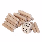 Bartl Warum immer ich? Würfelspiel_31723 Das Bartl "Warum immer ich? Würfelspiel" besteht aus zwölf Holzpflöcken und einem Holzwürfel mit schwarzen Punkten auf weißem Hintergrund.