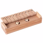 Das Bartl Klappenspiel groß Rechenspiel ist ein hölzernes Shut the Box Spiel mit nummerierten Spielsteinen 1-10 und zwei Würfeln (fünf und drei) die alle in einem rechteckigen Holztablett angeordnet sind.