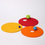 Grimm's GRIMM’S x Stapelstein® Kullerscheiben rot gelb orange _31797 Drei flache runde GRIMM'S x Stapelstein® Kullerscheiben von Grimm's - rot gelb und orange - jeweils mit einem Seitenloch liegen auf einer weißen Fläche. Auf der gelben Scheibe sitzt eine lila Kugel auf der orangen eine blaue und auf der roten eine grüne.