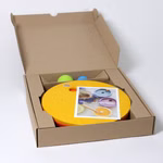 Grimm's GRIMM’S x Stapelstein® Kullerscheiben rot gelb orange _31798 Die GRIMM'S x Stapelstein® Kullerscheiben rot gelb orange von Grimm's enthalten runde gelbe Holzbretter zwei Kugeln (grün und blau) und eine bebilderte Anleitung alles fein säuberlich in einer offenen Pappschachtel angeordnet.