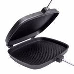 Das Stabilotherm Lagerfeuer Grilleisen ist ein schwarzes gusseisernes Grilleisen mit geriffelten quadratischen Kochflächen und langen Metallgriffen zum Greifen auf dem Bild offen dargestellt.