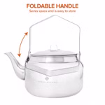 Der Stabilotherm Kaffeekessel für das Lagerfeuer 2 l ist aufrecht mit einem klappbaren Griff abgebildet; der orangefarbene Text darüber lautet "FALTBARER HALTER" und "Spart Platz und ist leicht zu verstauen" wobei ein Pfeil den klappbaren Griff anzeigt.
