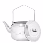 Der Stabilotherm Kaffeekessel für das Lagerfeuer 2 l ist ein glänzender Edelstahlkessel mit breitem Ausguss aufrechtem Henkel und passendem Deckel daneben auf dem seitlich das Stabilotherm-Logo prangt.